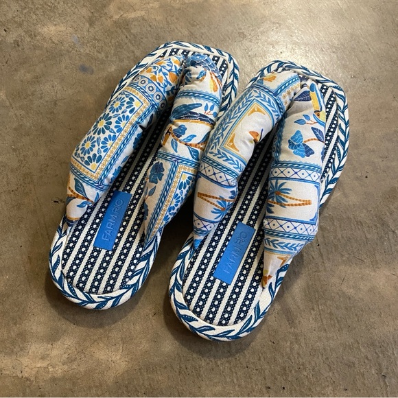 Farm Rio Puffy Flip Flops - Picture 2 of 4